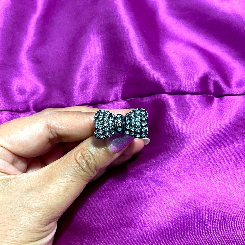Gunmetal bow ring in Woman’s size 7